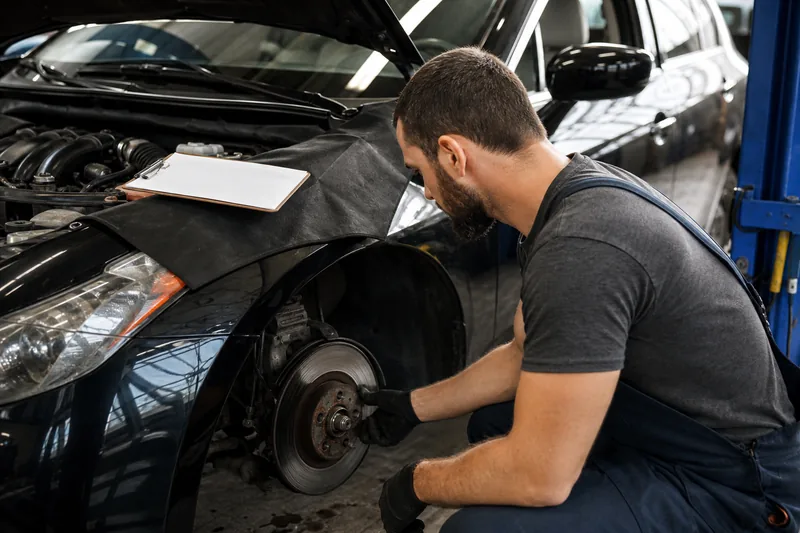 Revisão de motor e freio na oficina